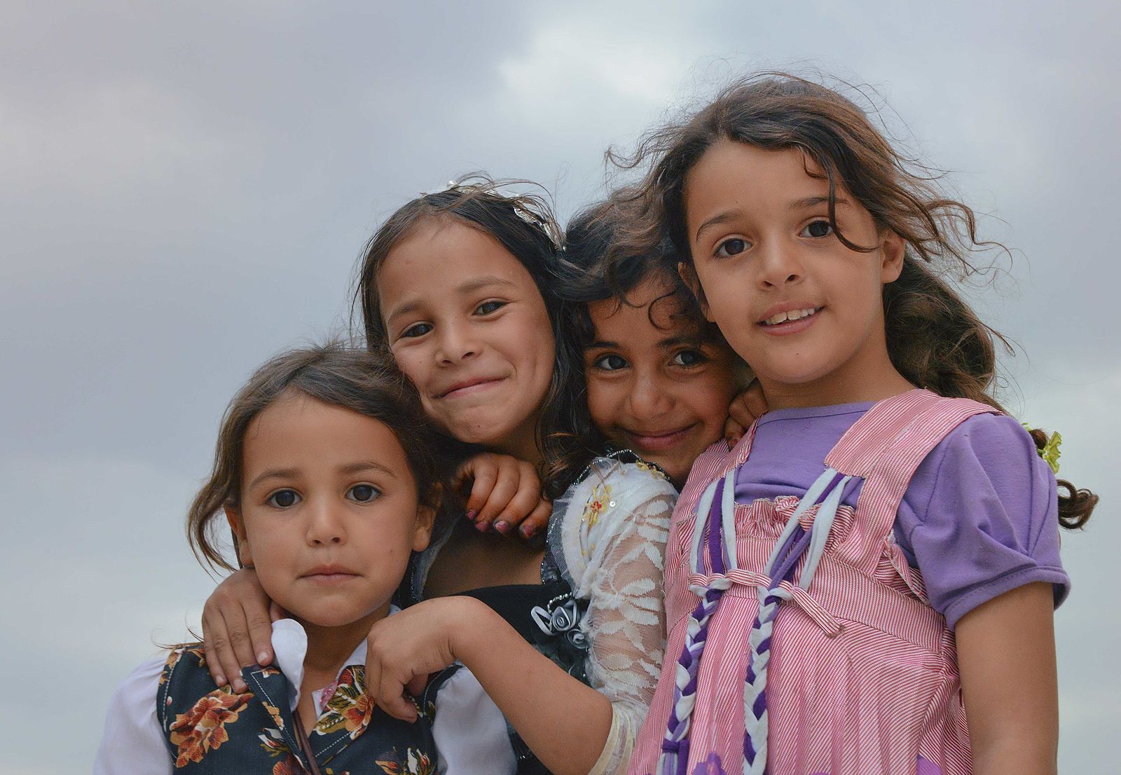https://commons.wikimedia.org/wiki/File:Sana%27a_Girls,_Yemen_(11703026235).jpg